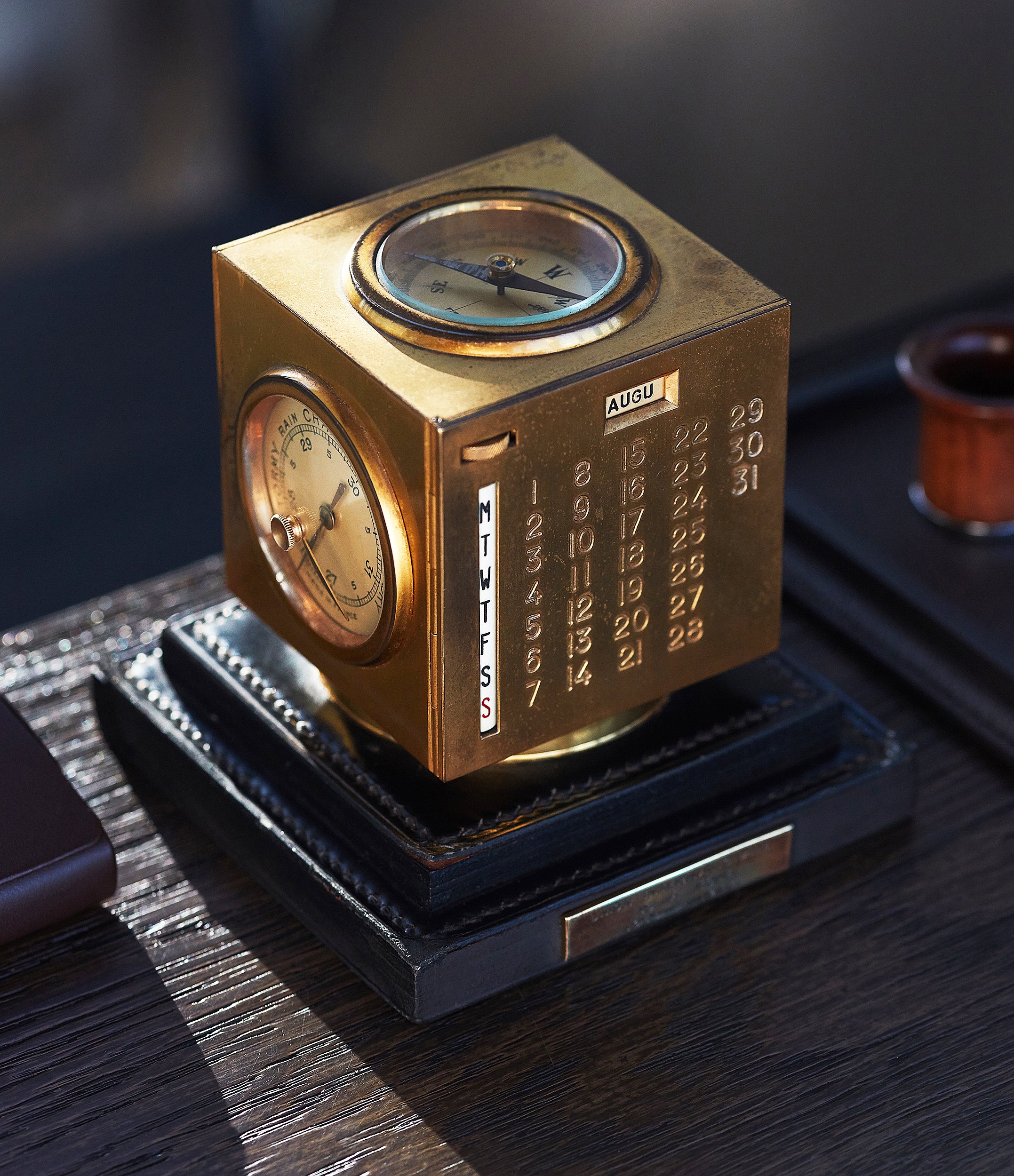 Hermes store table clock