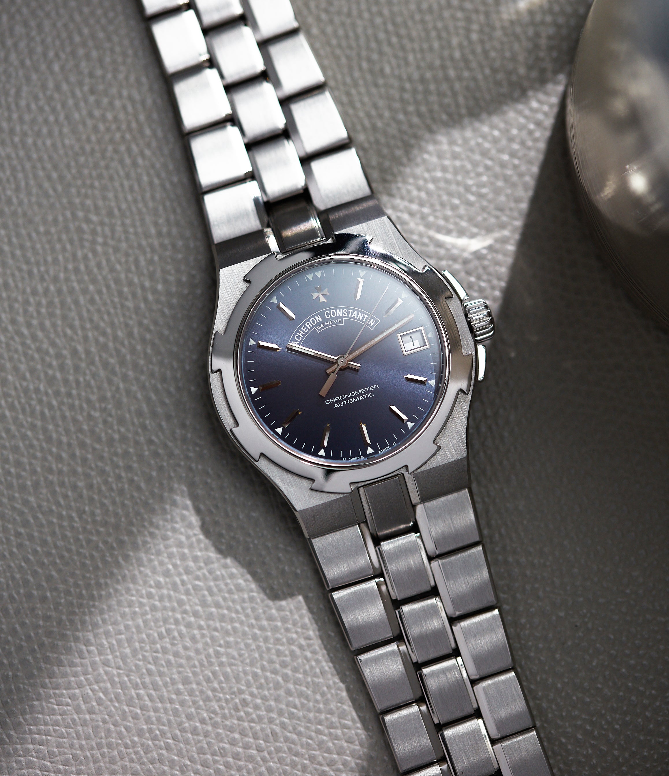 Vacheron Constantin Overseas 42040 steel watch Buy mid size 42040 A COLLECTED MAN
