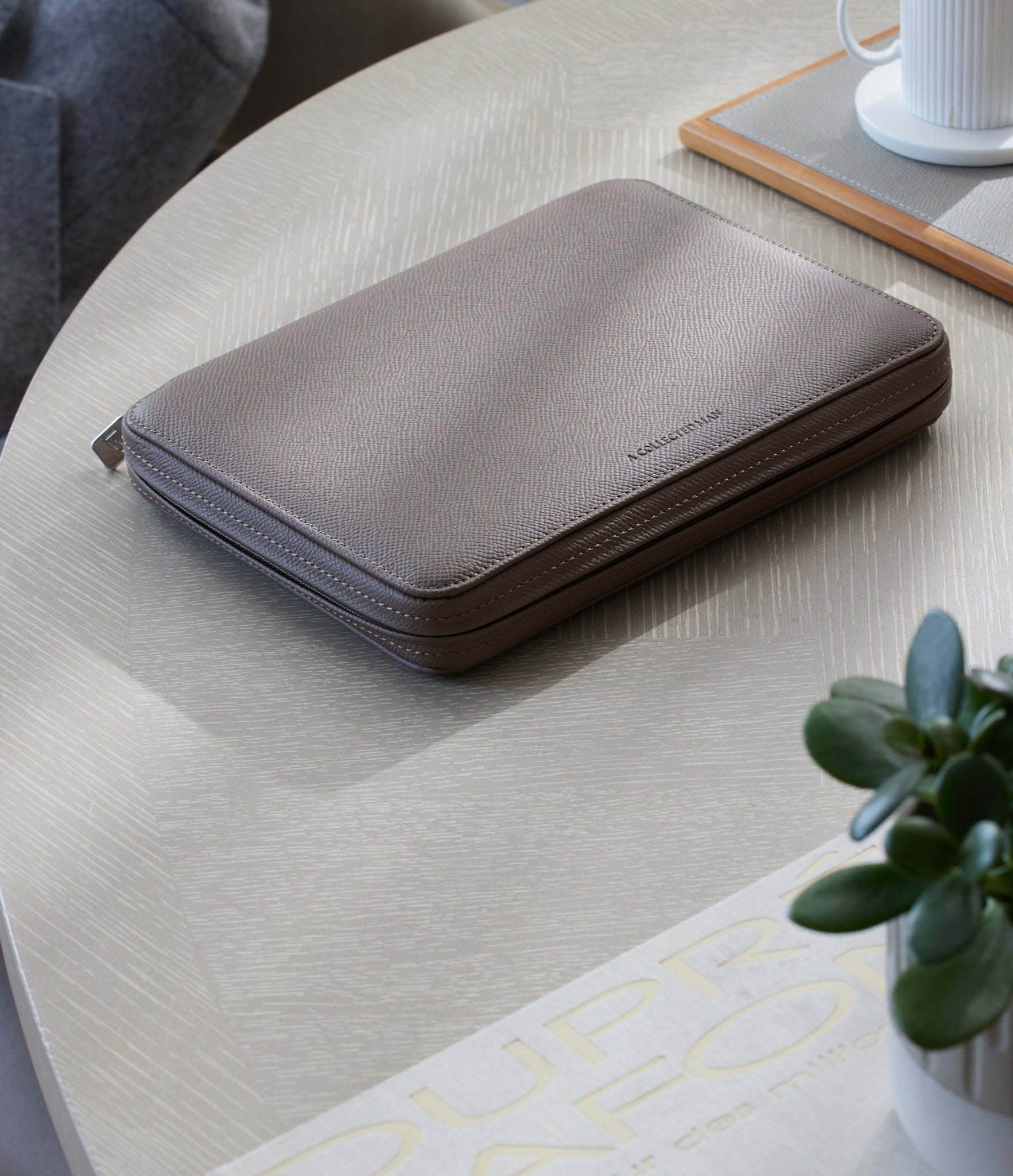 Besançon, eight-watch folio Eight-watch slim folio in taupe grey grained leather | A Collected Man | Available Worldwide