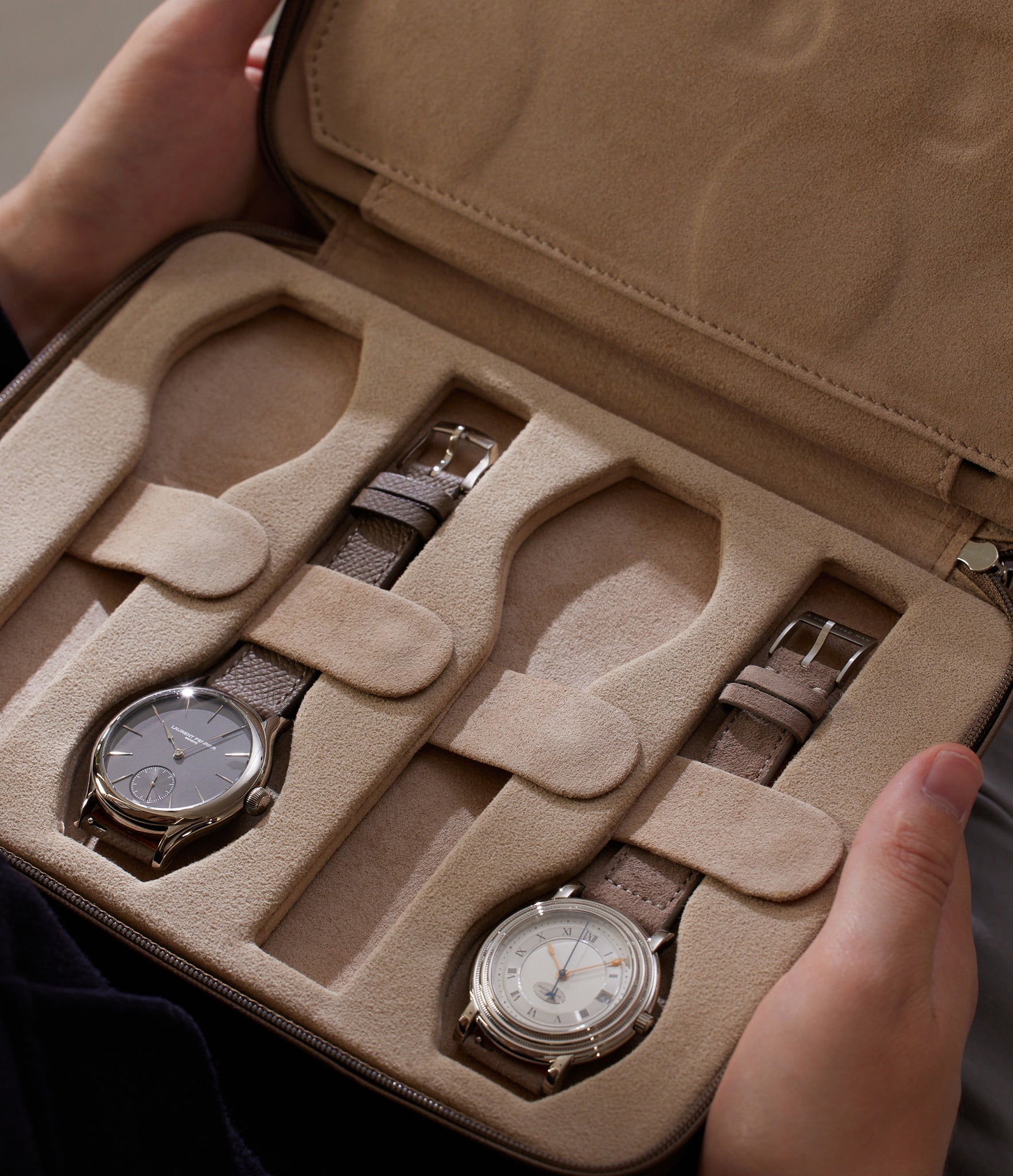 Besançon, eight-watch folio Eight-watch slim folio in taupe grey grained leather | A Collected Man | Available Worldwide