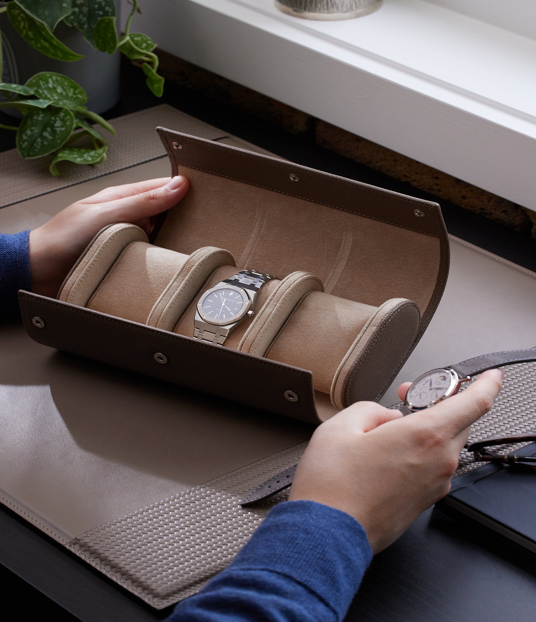 Watch Case | Three-watch oval-shaped roll in taupe grey grained leather | A Collected Man | Available Worldwide