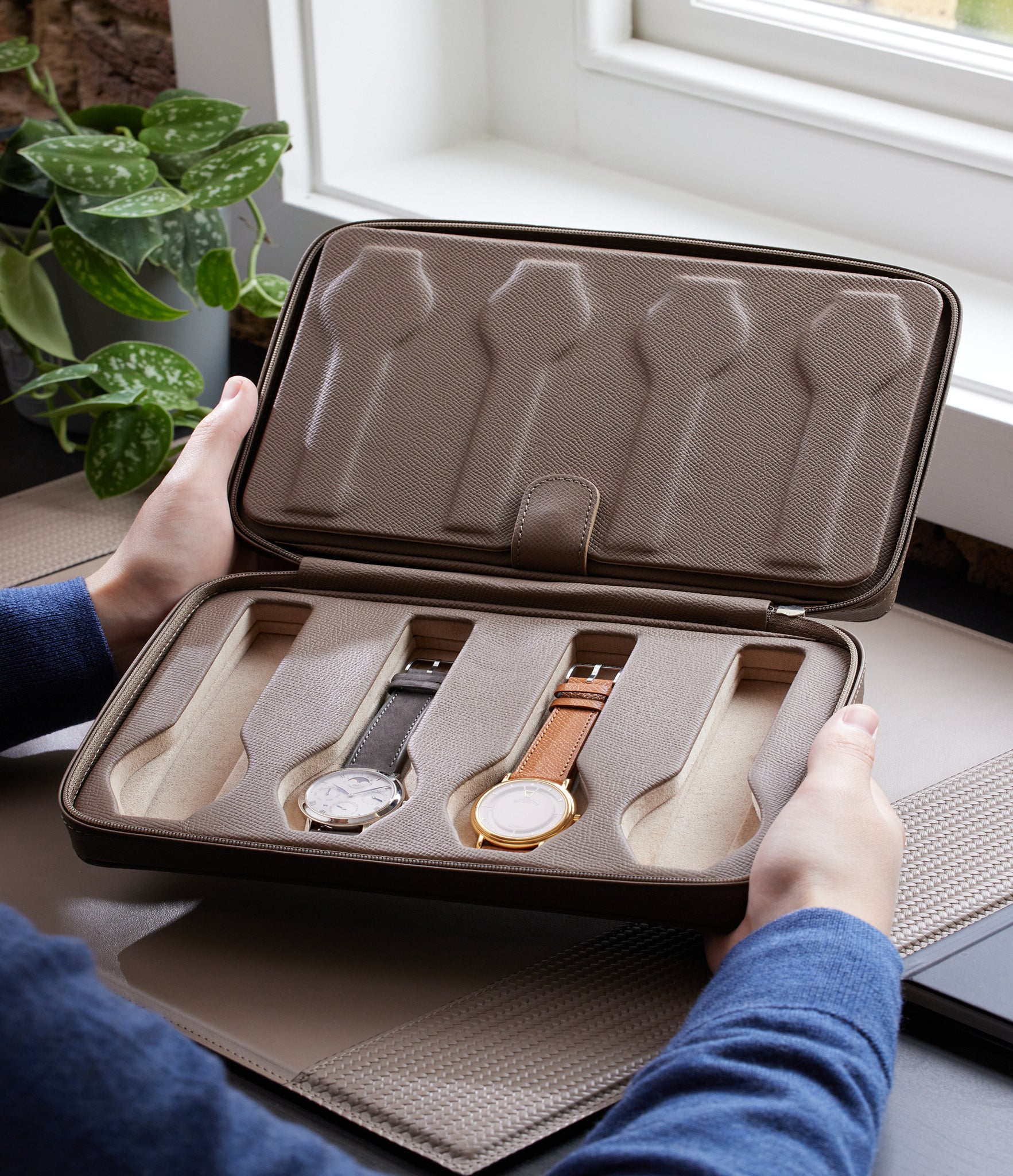 Watch Case Tokyo, eight-watch case Eight-watch rectangular case in taupe grey grained leather | A Collected Man | Available World Wide