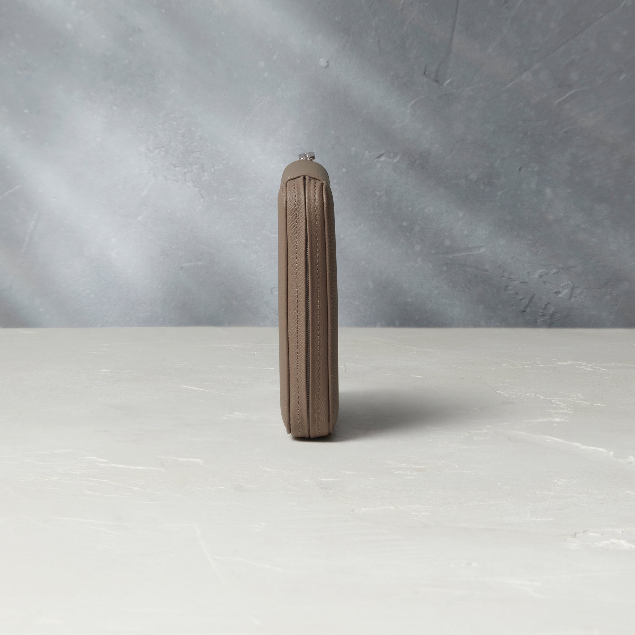 Besançon, eight-watch folio Eight-watch slim folio in taupe grey grained leather | A Collected Man | Available Worldwide