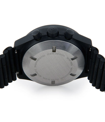 LOT:32 | IWC - a PVD-treated titanium Porsche Design bracelet watch, 33mm.