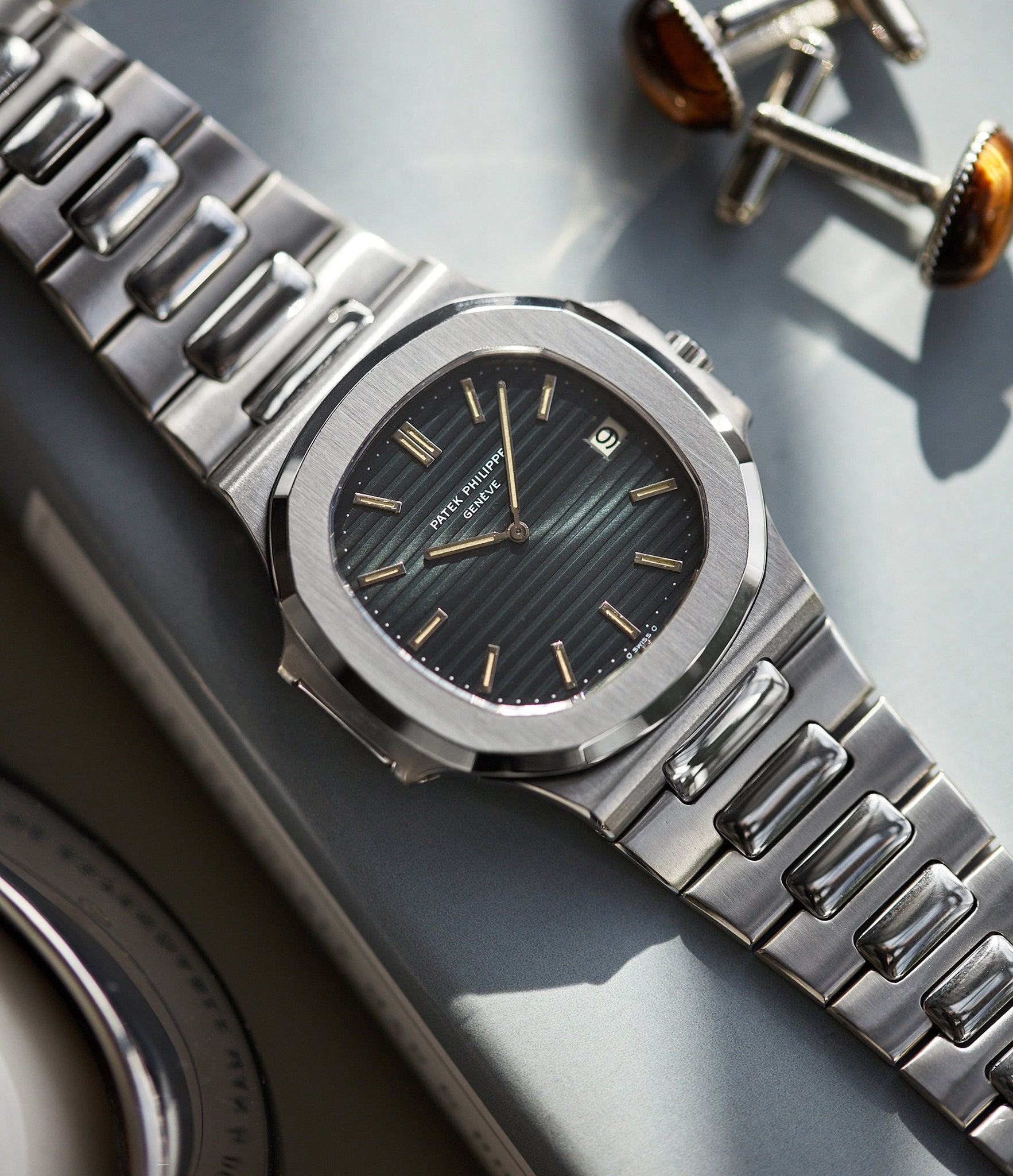 Patek philippe nautilus 3700 gold deals