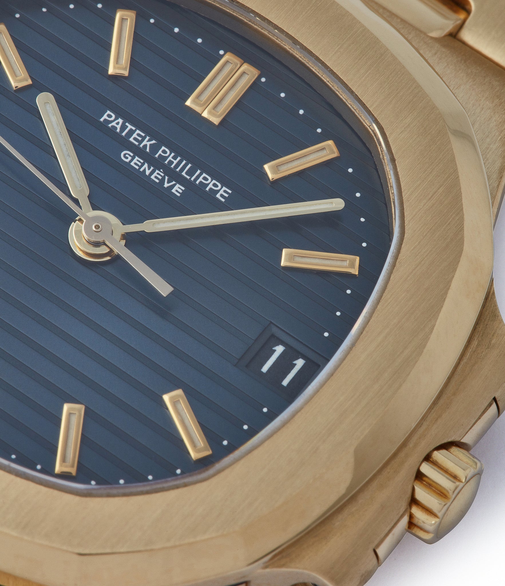 selling Patek Philippe Nautilus 3800-001 yellow gold Gérald Genta