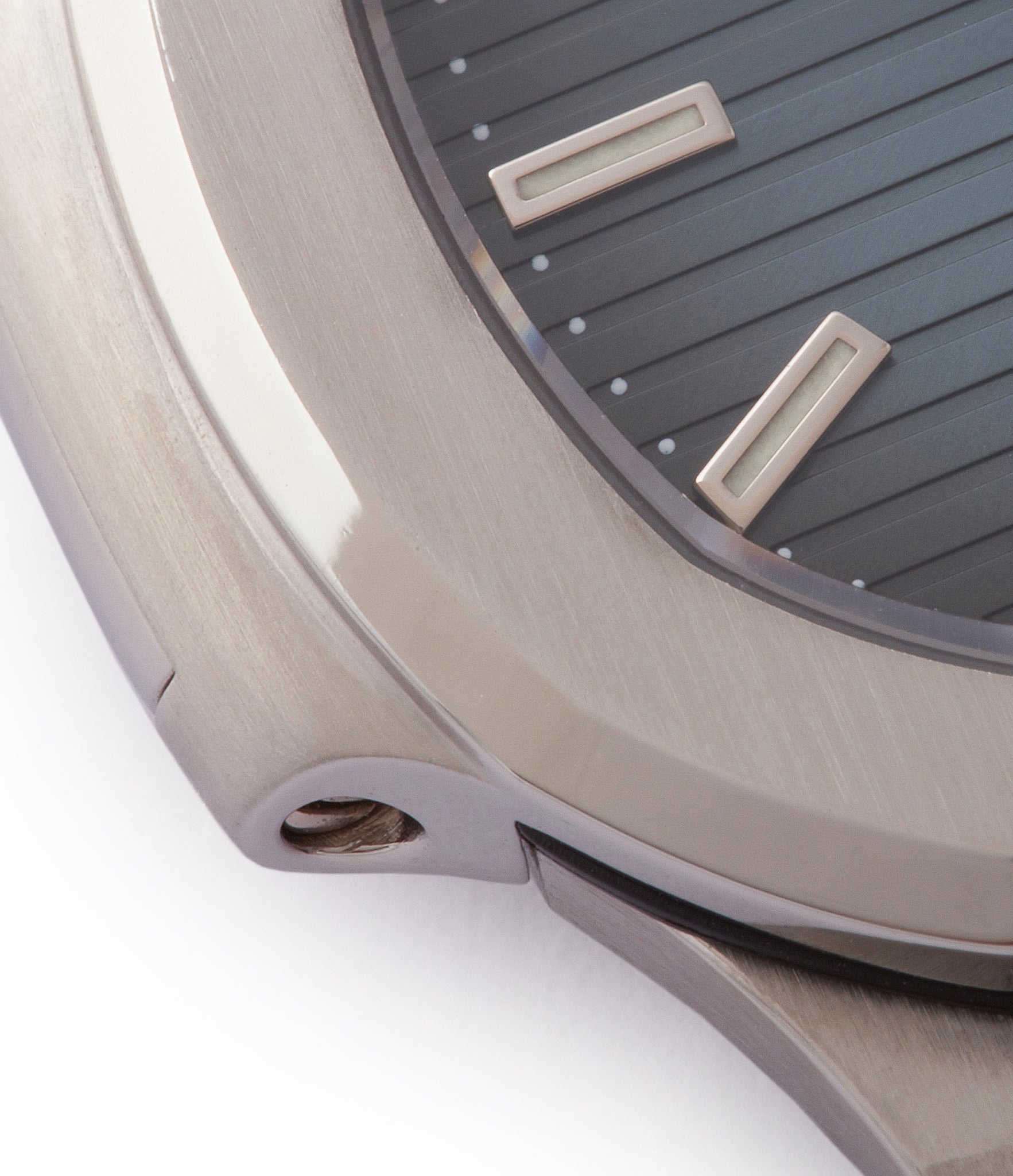 Similar to its earlier, mid-size predecessor, the 5800 measures 38.4mm (up from 37.5mm), comfortably suited to most wrist sizes
