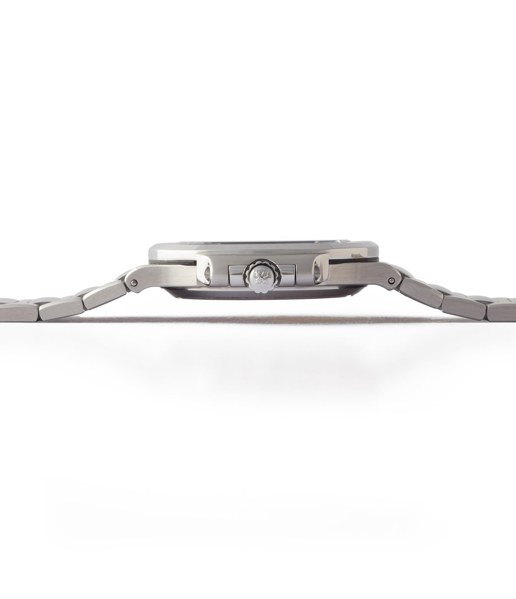 The 5800 marked the return of the mid-size Nautilus, previously discontinued in the early 00s (as the ref. 3800)