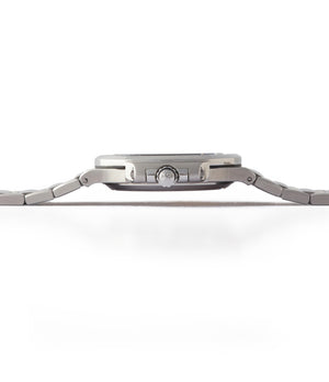The 5800 marked the return of the mid-size Nautilus, previously discontinued in the early 00s (as the ref. 3800)