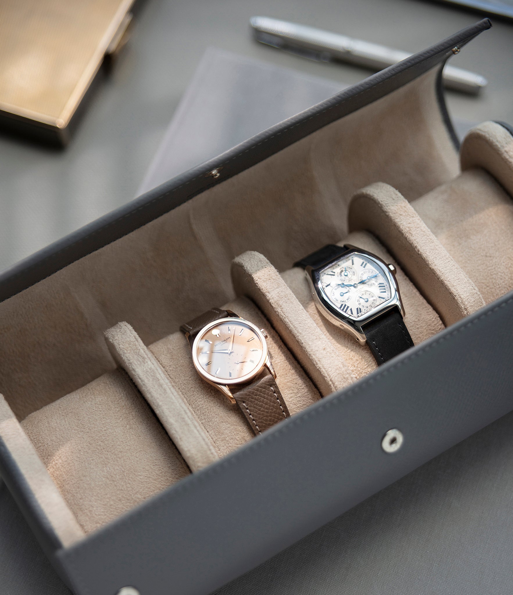 Rome, four-watch roll Four-watch oval-shaped roll in shark grey grained leather | Available World Wide | A Collected Man