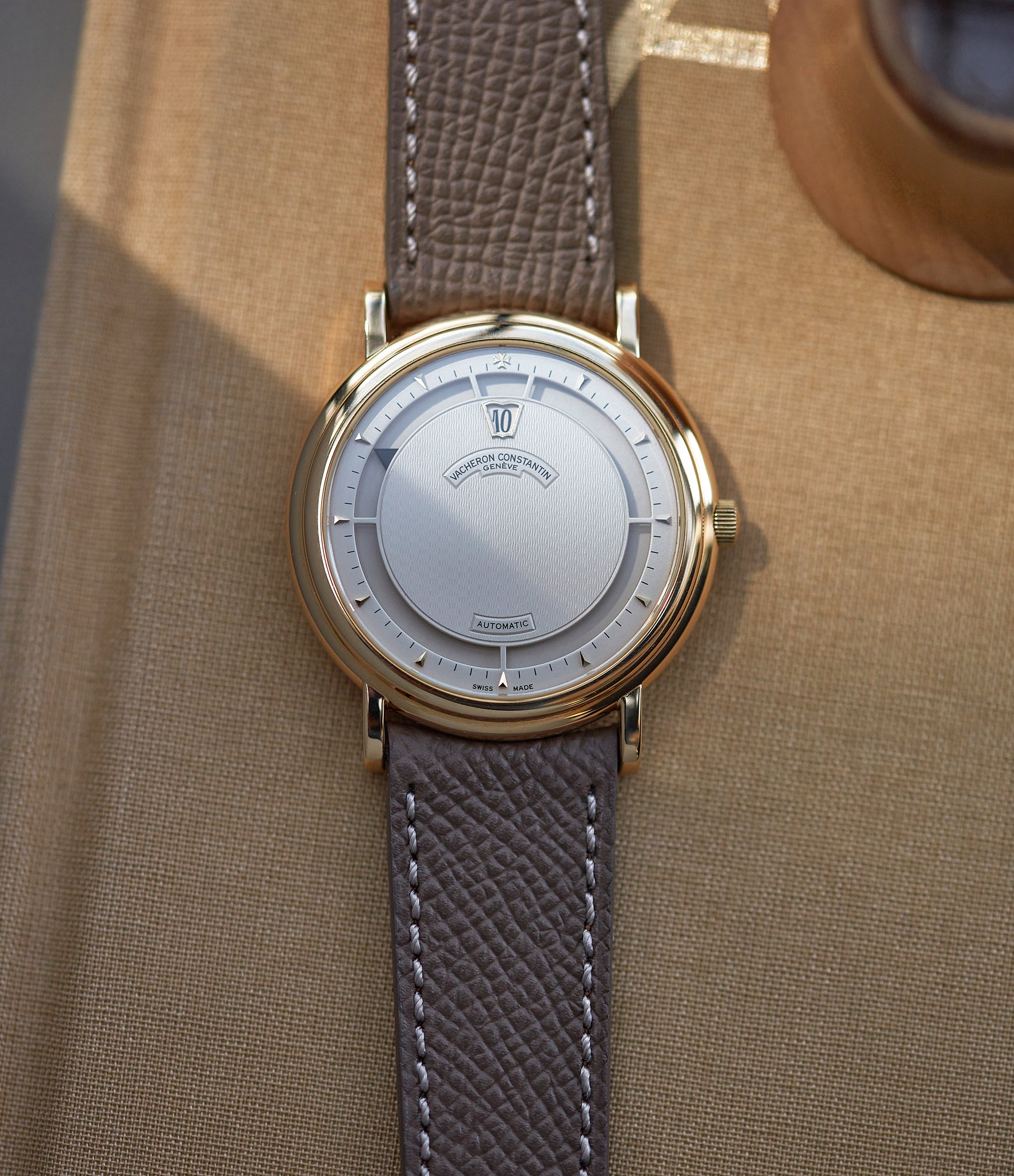 Jumping Hours | Yellow Gold